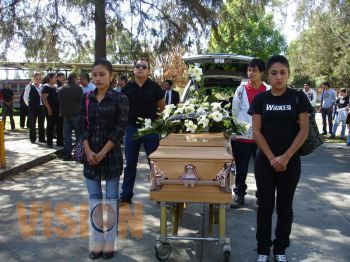 Rinden homenaje al maestro universitario, Isaías Aguilera