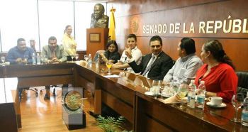 Reciben senadores michoacanos del PRD a estudiantes del Estado