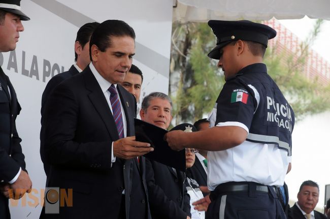 El mandatario estatal entrega constancias, condecoraciones y reconocimientos a policías