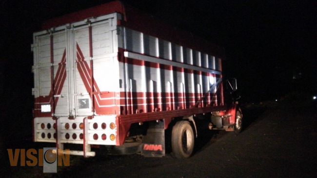 Recuperan camión torton con reporte de robo en Uruapan