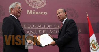 Condecora Presidente Felipe Calderón a Mario Vargas Llosa