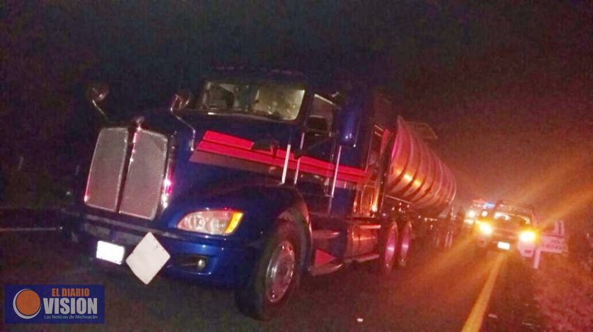Tras persecución SSP asegura dos pipas cargadas con 60 mil litros de gasolina en Maravatío