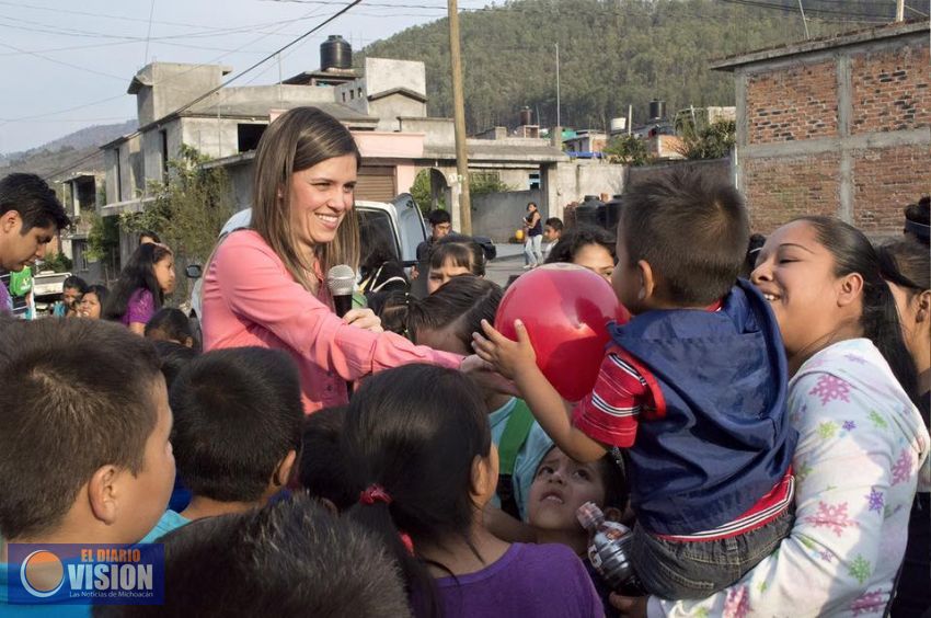 Celebró Daniela de los Los Santos el día del niño 