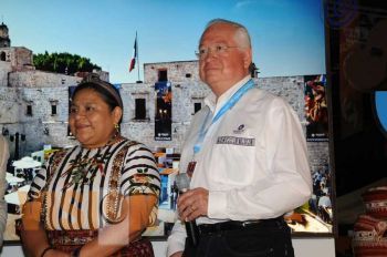 Rigoberta Menchú visita stand de Michoacán en Acapulco