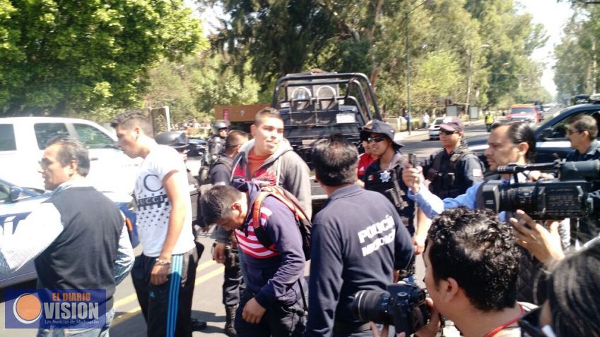 Democráticos protestan en  PGR  Michoacán, demandan libertad