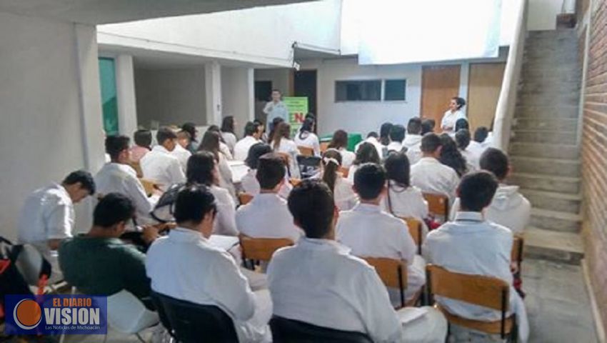 Apoya Ernesto Núñez a estudiantes de Medicina