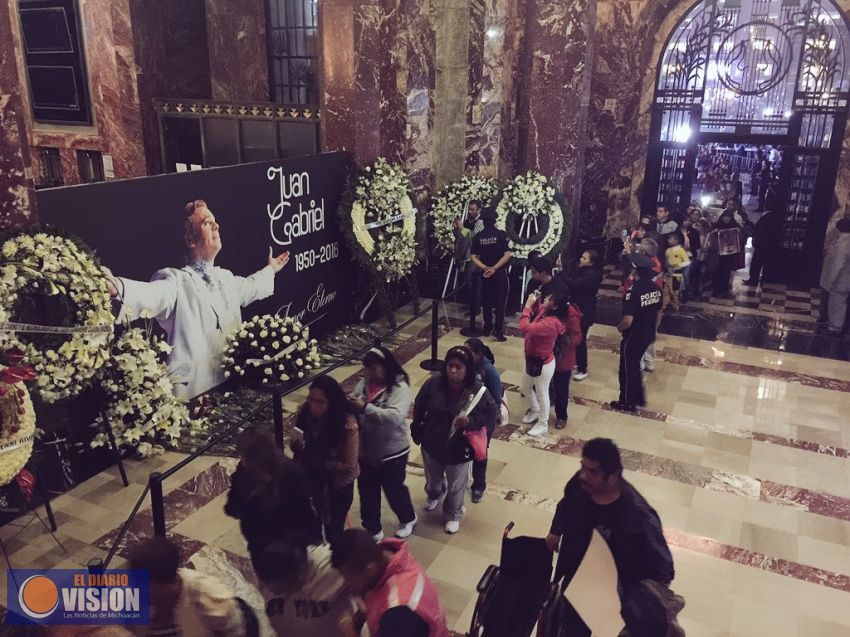 Miles despiden a Juan Gabriel, aún largas filas, ésta madrugada en Bellas Artes