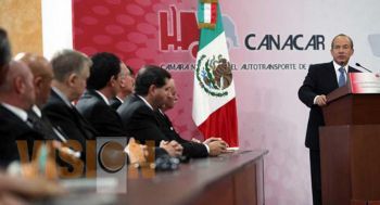 Asiste Felipe Calderón a la toma de trotesta de la CANACAR