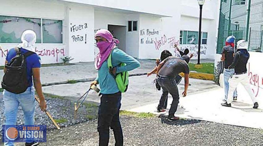 Normalistas retienen a director de  policía y amenazan con quemarlo vivo.