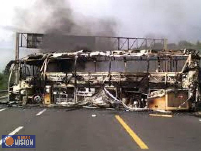 Normalistas, liberan a policia que pretendian quemarlo vivo