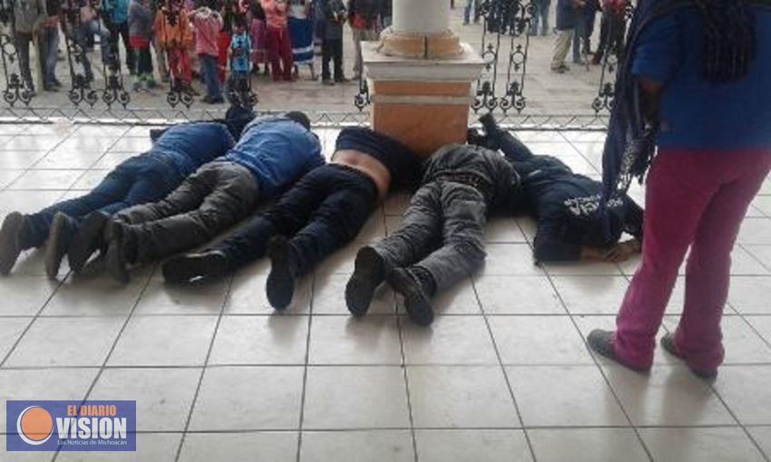 Normalistas secuestran a dos funcionarios públicos y tres policías 