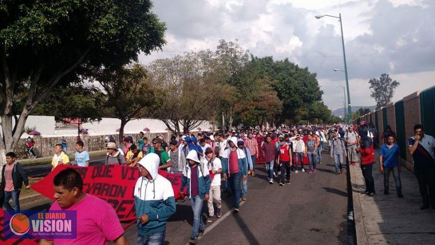 Normalistas realizan marcha, festejan libertad de los 49 detenidos por actos vandálicos