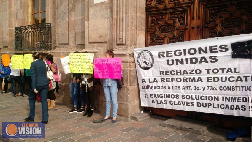  Docentes protestan, afuera de Palacio de Gobierno