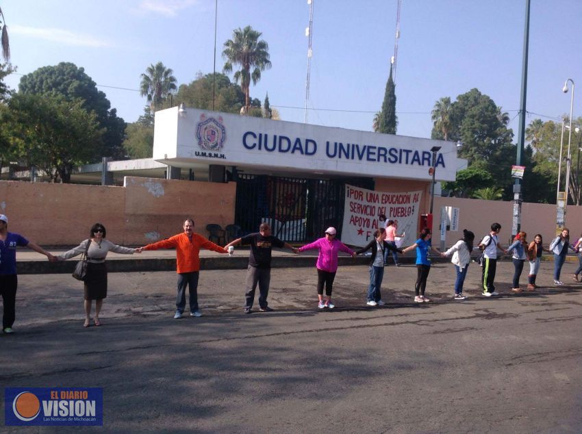  Estudiantes de la Universidad Michoacana, realizan Valla Humana