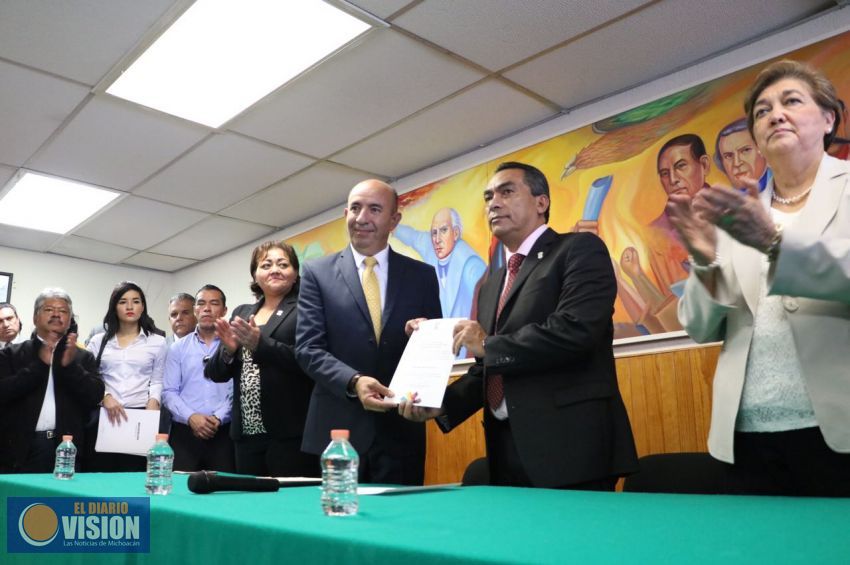   Entrega Adrián López nombramiento a nuevo titular de la SEE