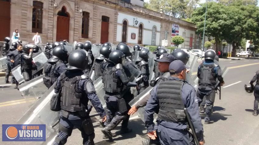 Enfrentamiento entre encapuchados y Fuerzas Policiacas, en Medicina