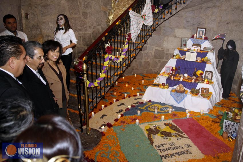 Presenta Colegio de San Nicolás uno de los más impresionares altares de muertos de Morelia