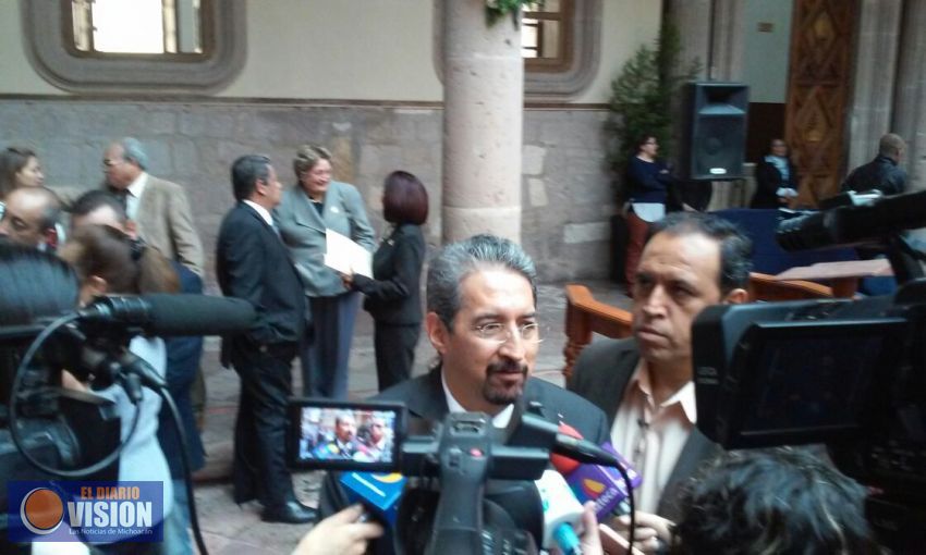 Se reúne Rector Medardo Serna con diputados.