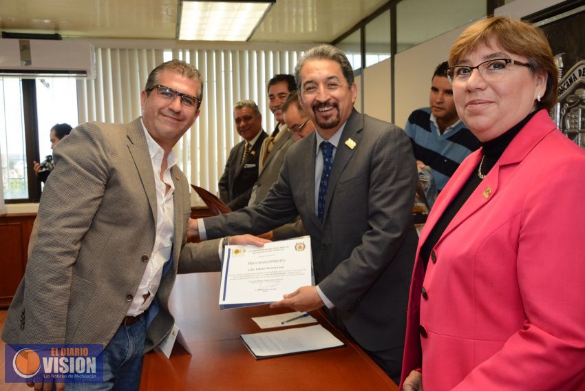 Reconoce Medardo Serna a nicolaitas distinguidos por su desempeño académico a nivel nacional
