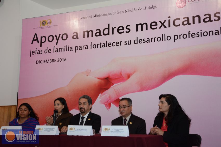 Becas para mujeres jefas de familia y estudiantes, un programa exitoso: Rector