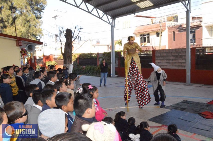 Niños de la primaria Himno Nacional disfrutan de la obra Cuento de Navidad