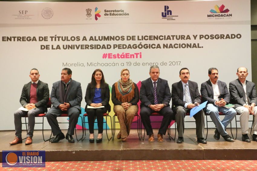 Entrega SEE más de dos mil títulos a egresados de la UPN 