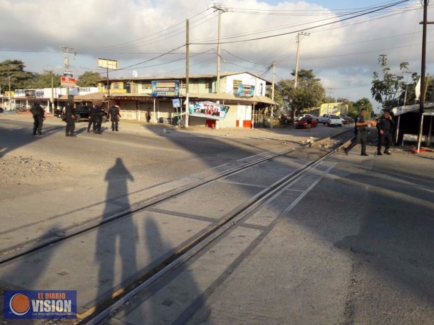 Tensión en el Puerto Lázaro Cárdenas, detuvieron a maestros 