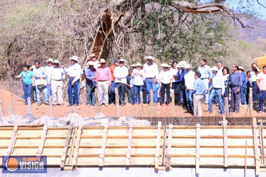 Inicia la construcción de la presa en la comunidad Quenchendio, con una inversión  de más de 9 mdp