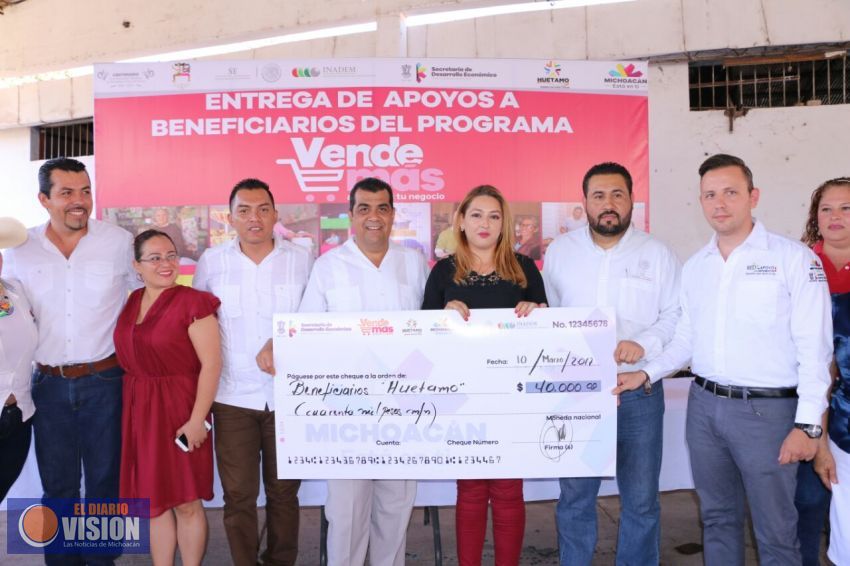 Entrega Elías Ibarra apoyos del programa Vende Más para fortalecer la economía familiar en Huetamo