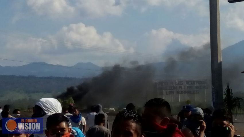 Se enfrentan normalistas y policías, el saldo un herido 