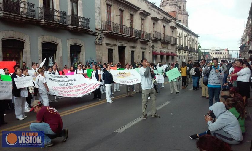 Enfermeras protesta en defensa de la profesionalización