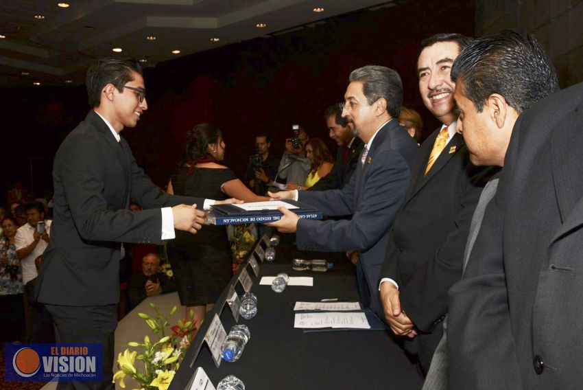 Los nicolaitas deben tener una participación social que haga la diferencia: Medardo Serna