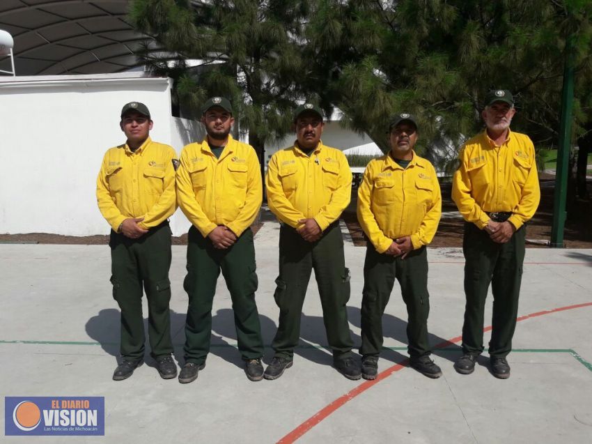 Apoyan cinco combatientes michoacanos en incendio de Canadá