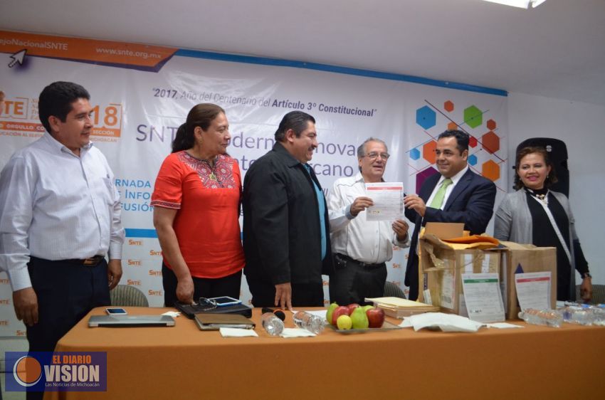 Entregan préstamos del ISSSTE a la Sección 18 