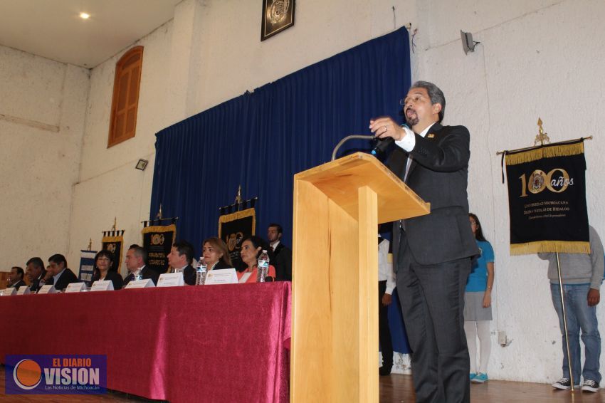 Familias confían a la UMSNH el tesoro más valioso que son sus hijos: Rector 