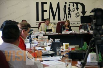 Michoacanos con apellido paterno inicial con 