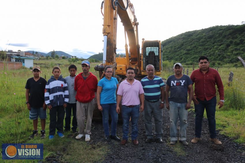 Alcalde de Coeneo inicia pavimentación en calle de una comunidad 