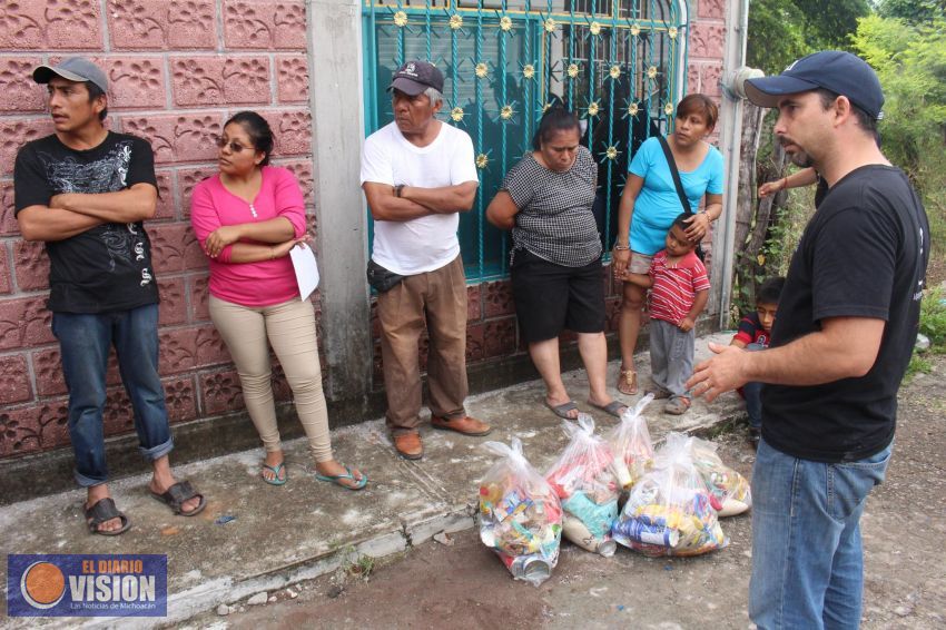 Tarimbarenses entregan víveres en manos de damnificados de Morelos 