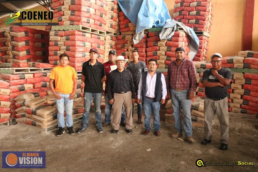 José Luis Vega Torres entrega material de construcción para rehabilitación de viviendas 
