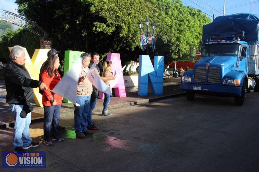 Alcalde de Tuxpan hace entrega de víveres en el municipio de Totolapan, Morelos