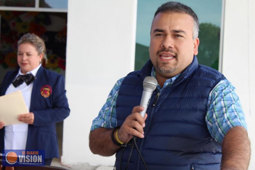 Agradecemos docentes y alumnos a Jesús Mora por apoyos recibidos a Secundaria Técnica