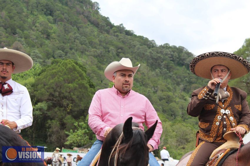 Alcalde de Tuxpan inaugura Lienza Charro 