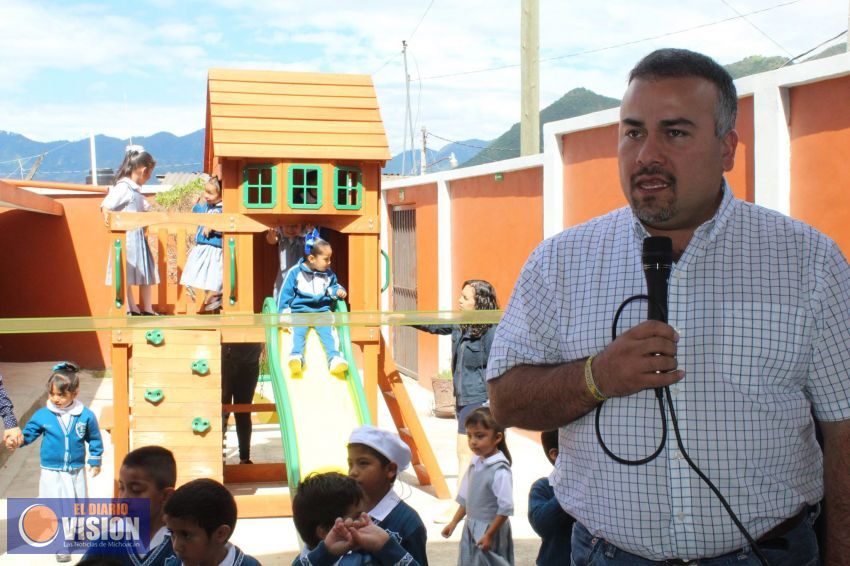 Entrega Alcalde de Tuxpan juegos infantiles en jardín de niños 