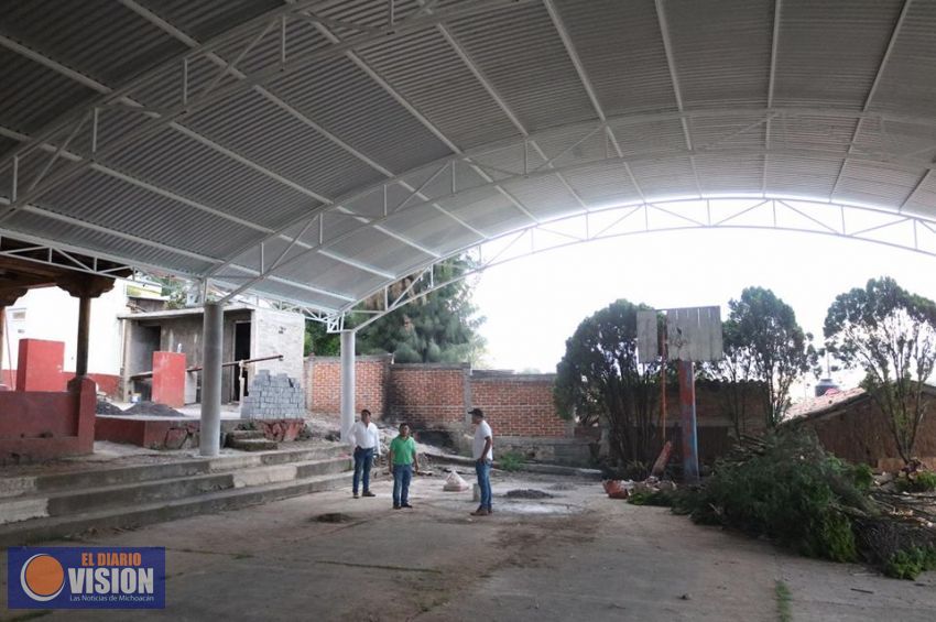 75% de avance en construcción de baños y techumbre en primaria de comunidad de Coeneo