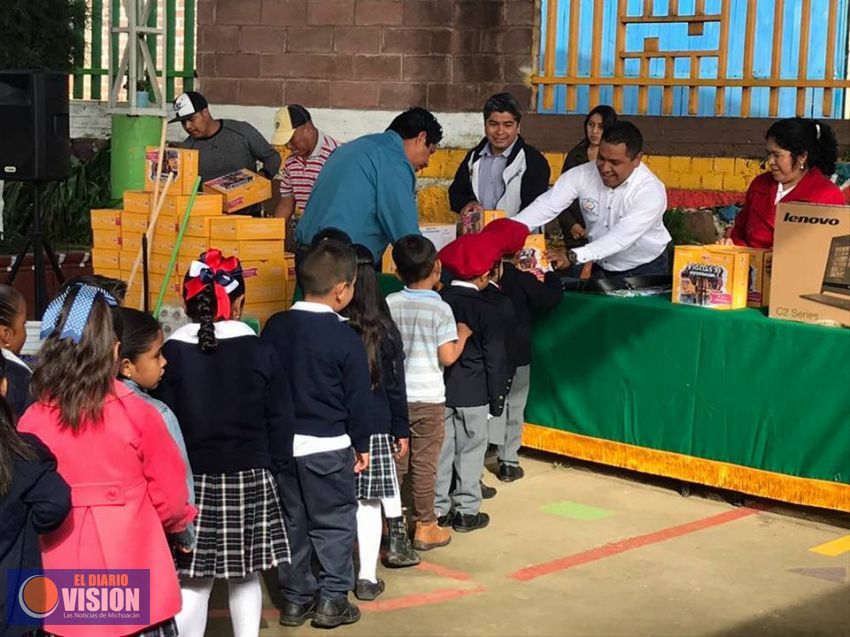 Ayuntamiento de Nahuatzen, padres de familia y docentes, juntos cumplimos con la educación: MPM