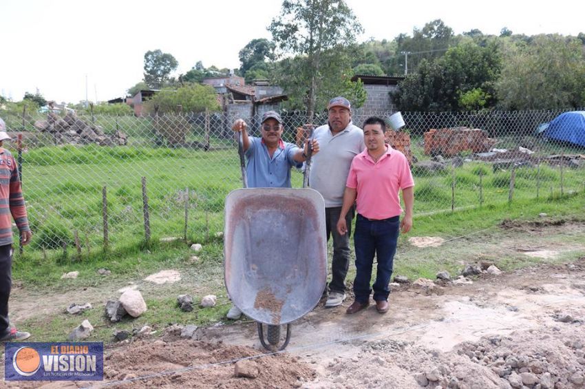 Alcalde de Coeneo realiza recorrido de obras 