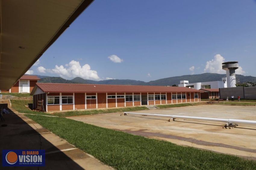 Supervisa titular de la SSP avance en la obra del Cuartel Regional Coalcomán