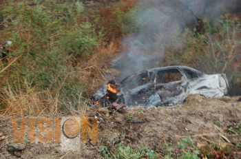 Muere prensado el chofer de camioneta, en choque