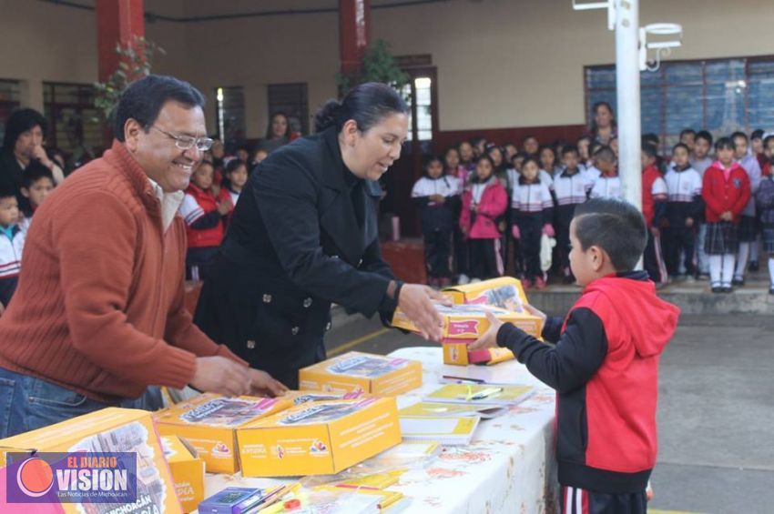 La presidenta Marisol Castro entrega útiles escolares en Paracho