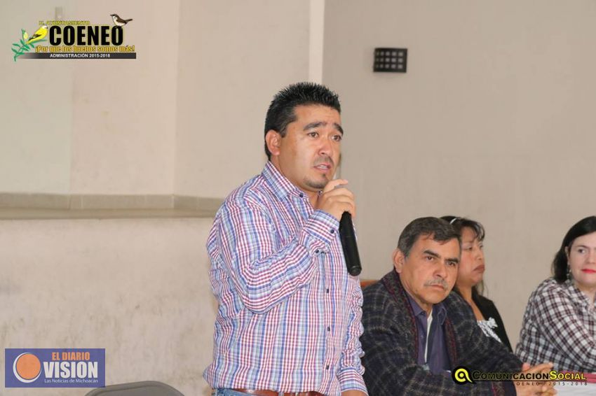Alcalde de Coeneo asiste a capacitación a mujeres sobre programas a los que pueden acceder